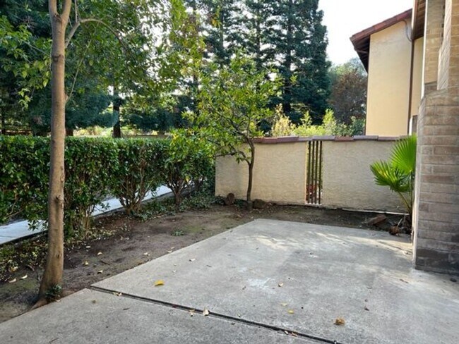 Building Photo - Spacious Los Gatos town home with two car garage.
