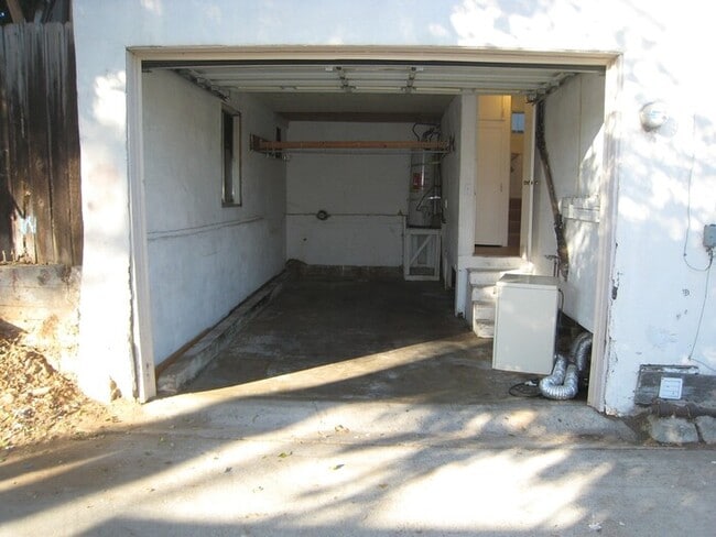 Building Photo - Charming 1bdr cottage with huge yard and garage!