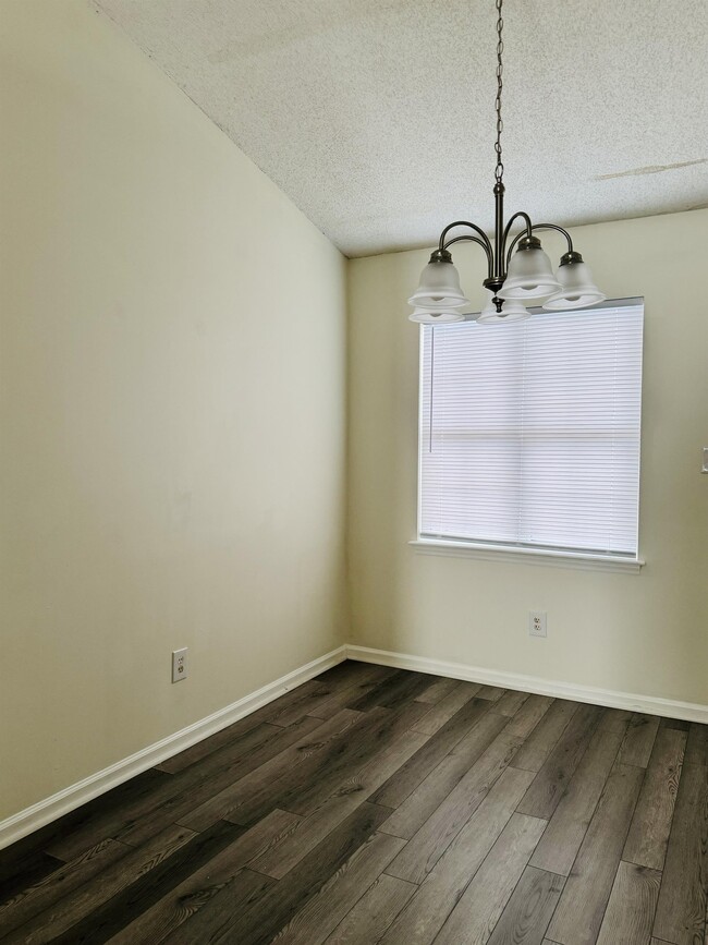 Building Photo - 2607 Bluff View Dr