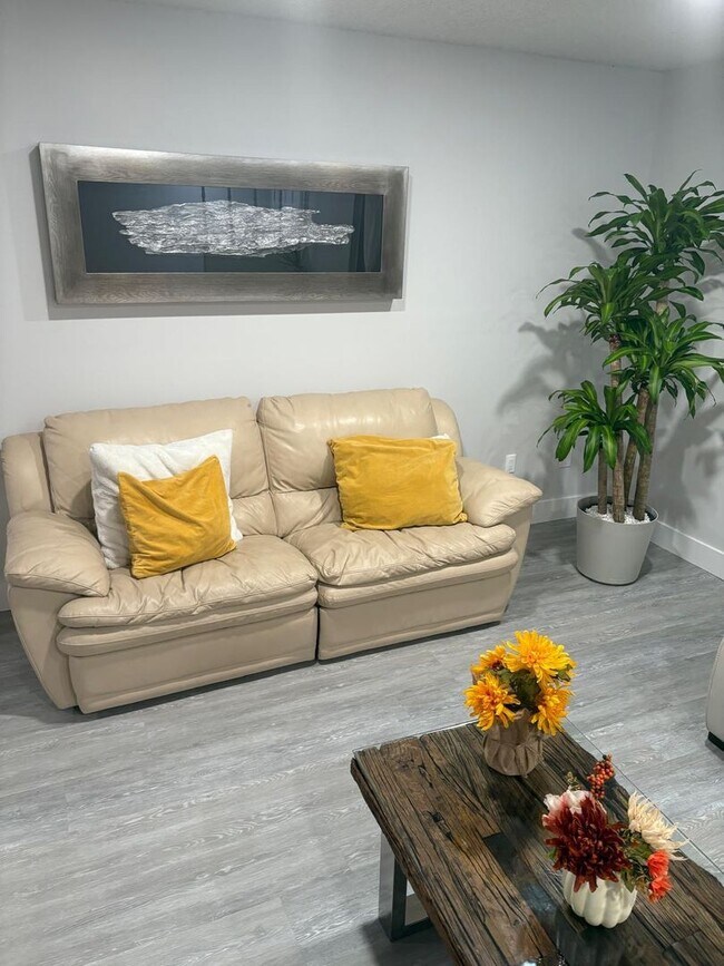 Building Photo - 3 Bedroom/2 Bath Fully Furnished Pool Home for Rent