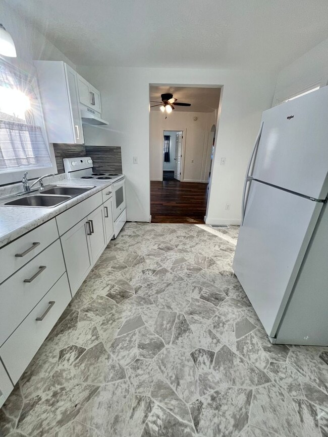 Building Photo - Spacious Fully Remodeled Ground Floor Duplex!
