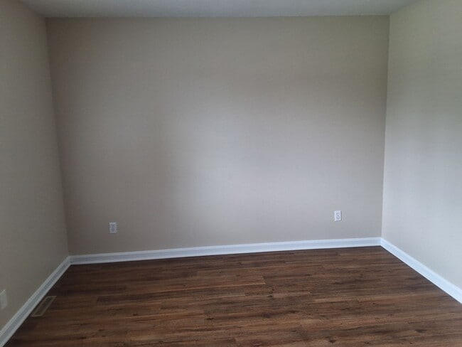 Building Photo - Cozy 2 Bed 1.5 Bath Duplex