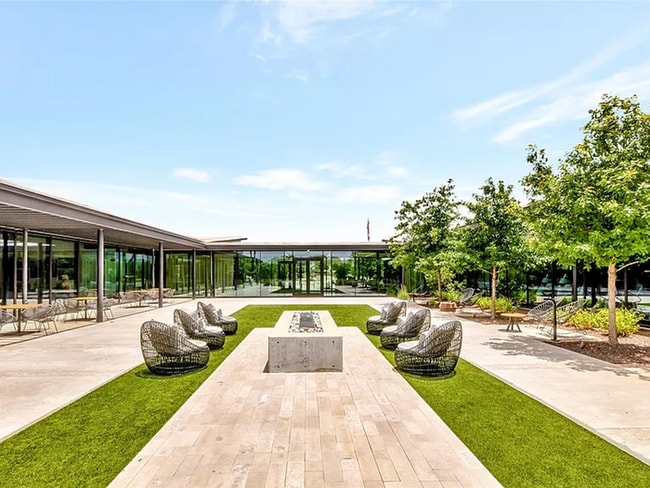 Building Photo - Elegant 4 BR 3.5 BA and 1 Office/Bedroom Convertible Home with Modern Amenities