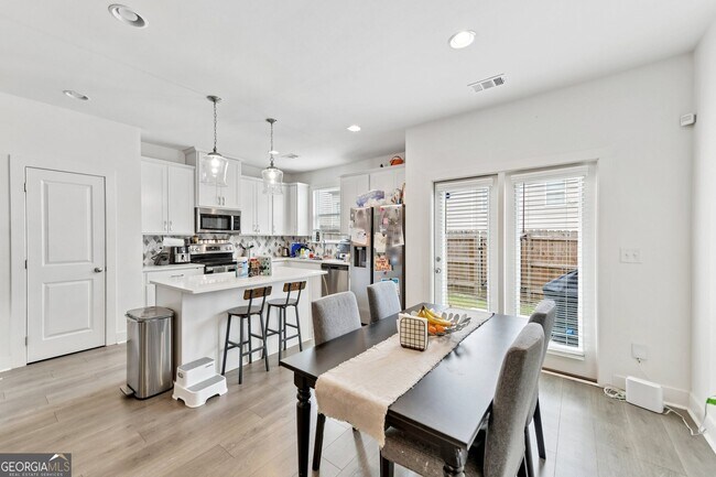 Building Photo - 5811 Calle Vis Dr