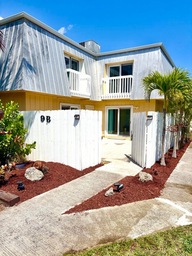 Building Photo - 141 E Riverside Dr