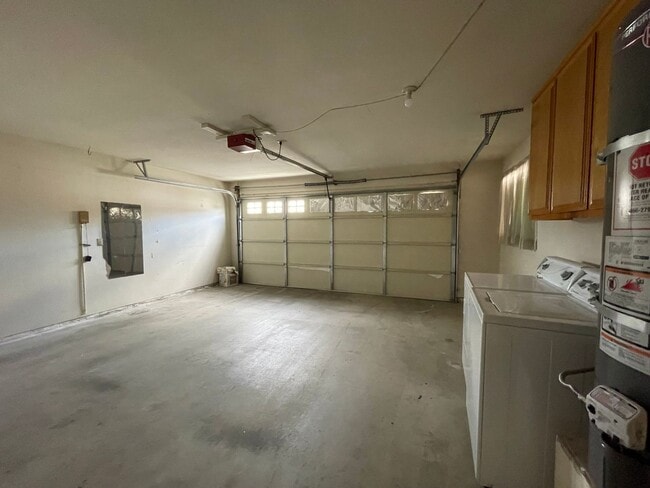 Building Photo - Two Bedroom Two Bathroom Home in Hemet!