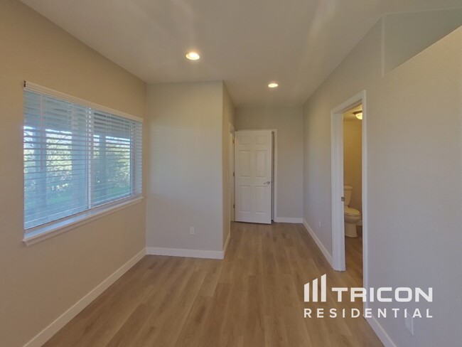 Building Photo - 850 Merrimac River Way