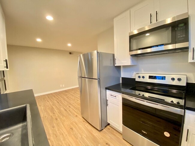 Building Photo - Beautifully remodeled spacious 1 Bedroom r...