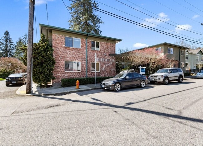 Building Photo - Amazing West Hills Condo! W/S/G + Heat inc...