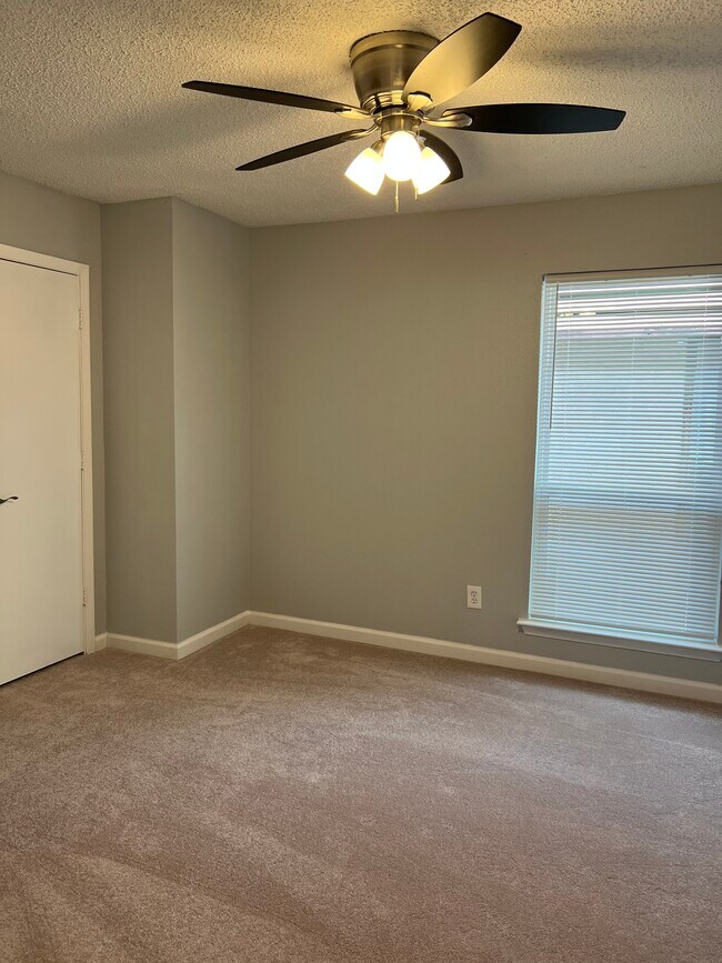 Building Photo - 711 Harbour Town Dr