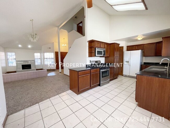 Building Photo - TWO STORY 4 BEDROOM WITH POOL NEAR SPRING ...