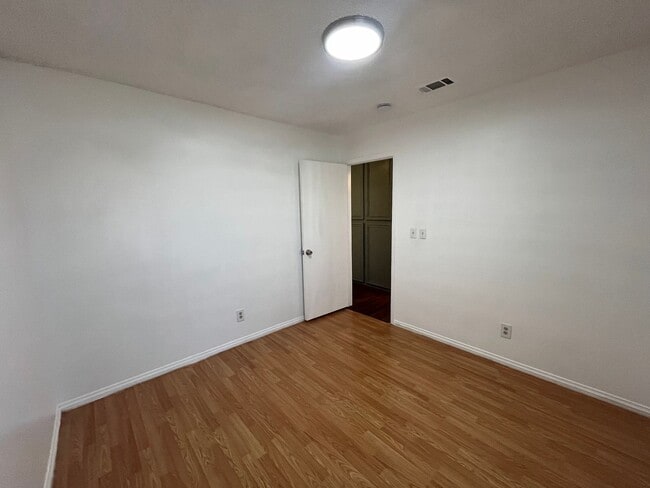 Building Photo - Bright & Beautifully Renovated 3 Bed, 2 Ba...