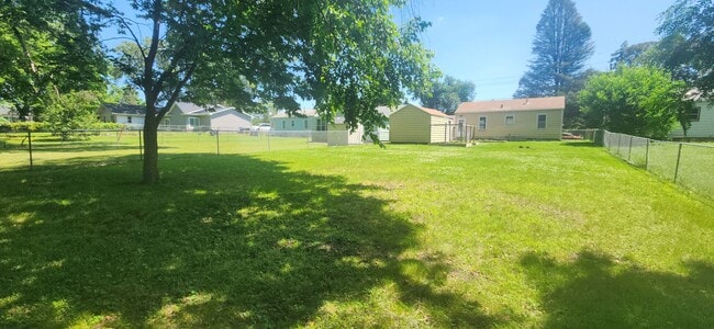 Building Photo - Don't miss this fully fenced back yard, de...