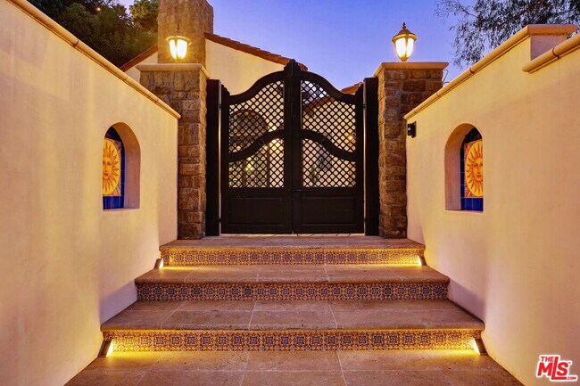 Building Photo - 2570 Nichols Canyon Rd