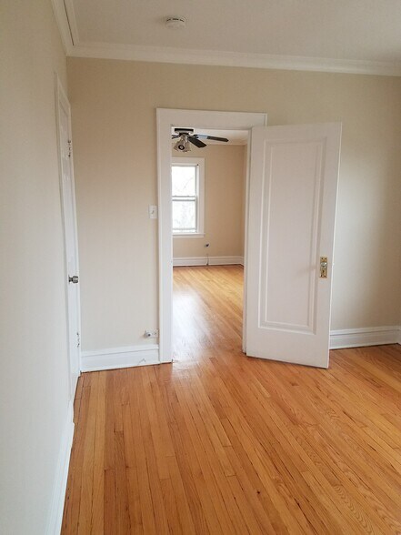 Building Photo - 4520 W Wellington Ave