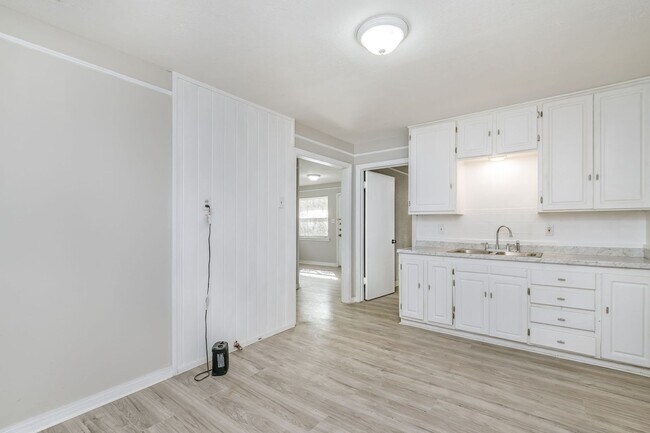 Building Photo - 2306 SW 8th Ave