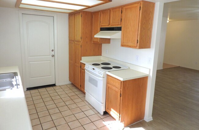 Building Photo - 3+2 Stylish, Move-In Ready Home with New Flooring and Fresh Interior