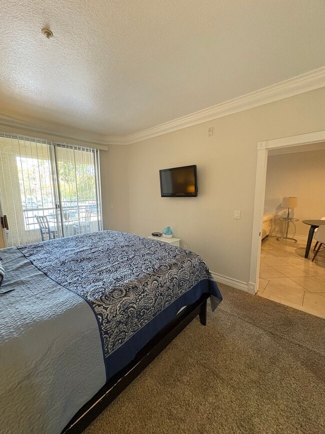 Building Photo - Spacious fully furnished 1 bedroom condo l...