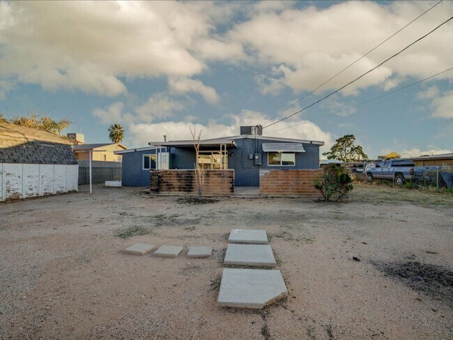 Building Photo - 3 Bedroom 1 Bathroom