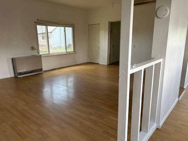 Building Photo - 2 Bed 1 Bath Large House with Fenced Yard and Washer Dryer Hookups
