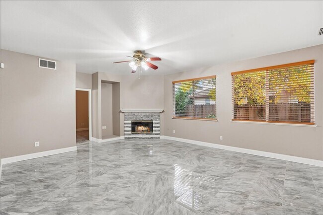 Building Photo - 70 Arches Cir