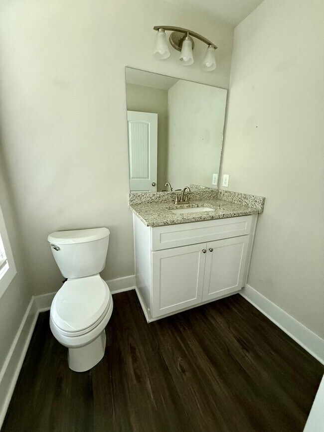 Building Photo - 2 Bed / 2.5 Bath near Lake Lanier