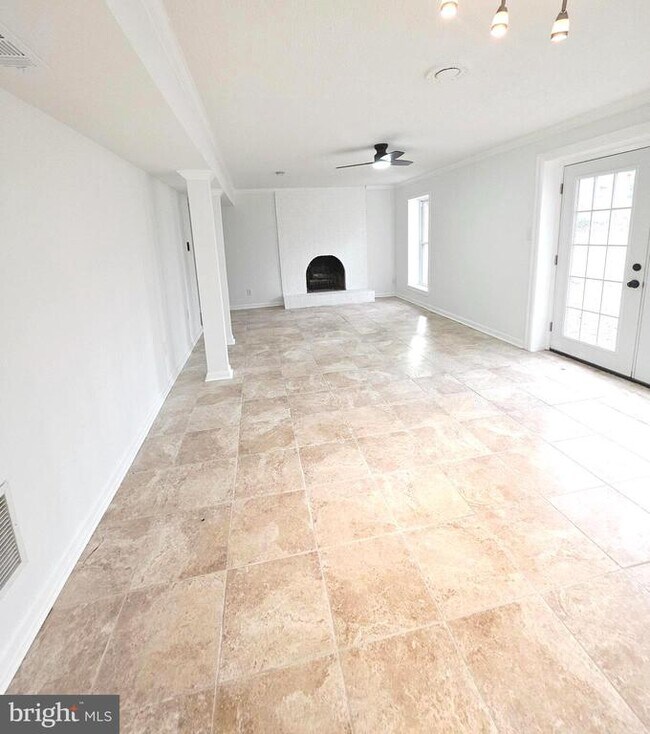 Building Photo - 12817 Lampton Ln