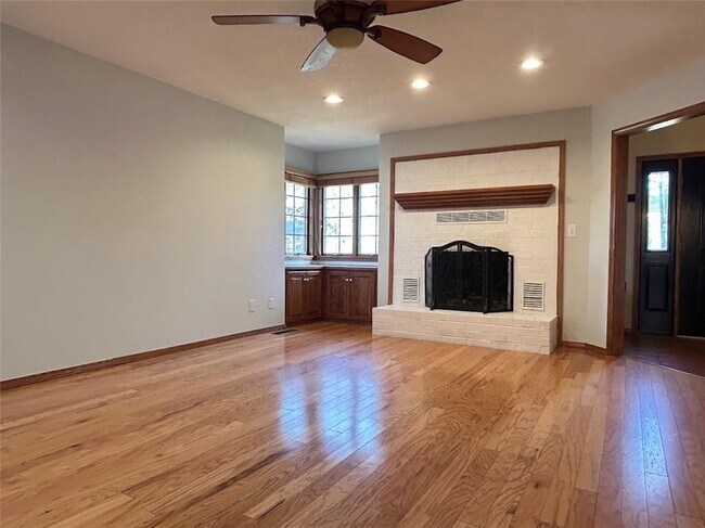 Building Photo - 3164 Katherine Ave