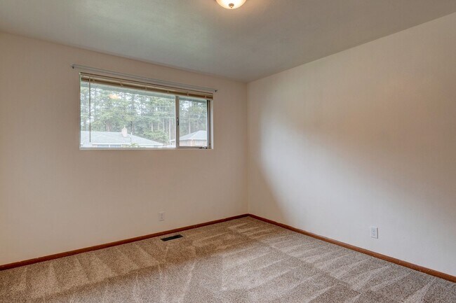 Building Photo - 3 Bedroom Single Story House w/Large Fence...