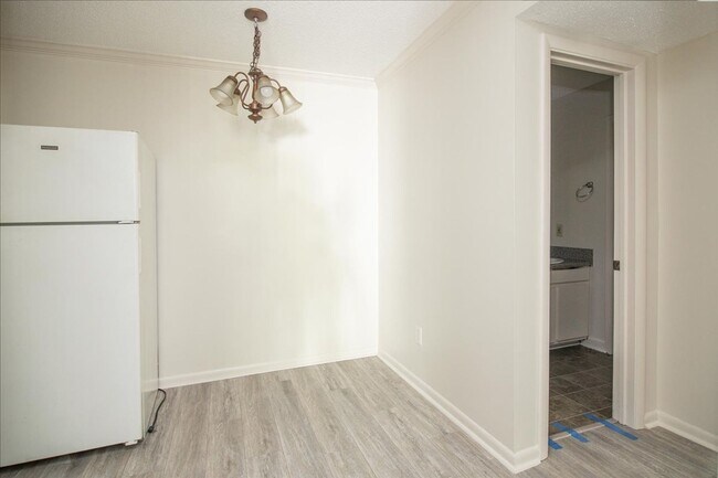 Building Photo - Newly Updated 1/1 Condo 1 Mile From Downto...