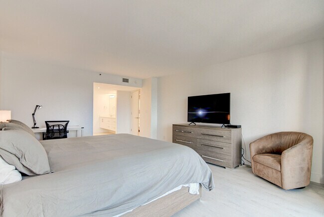 Building Photo - 4301 N Ocean Blvd