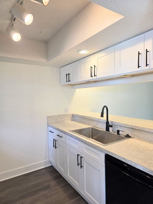 Building Photo - 2 bedroom, 2 bath condo in "The Islands"