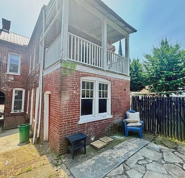 Building Photo - 411 St Joseph St