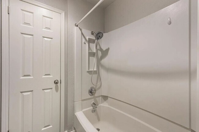 Building Photo - Beautiful 2BD/2.5 BTH Home Right off of NW Expressway and Shopping Areas