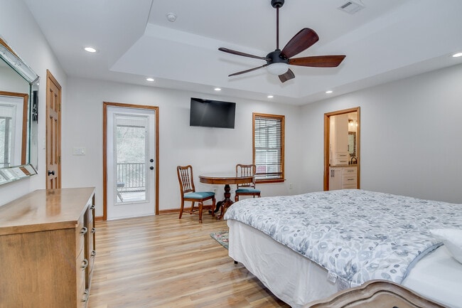 Building Photo - 4117 Knollcrest Cir N