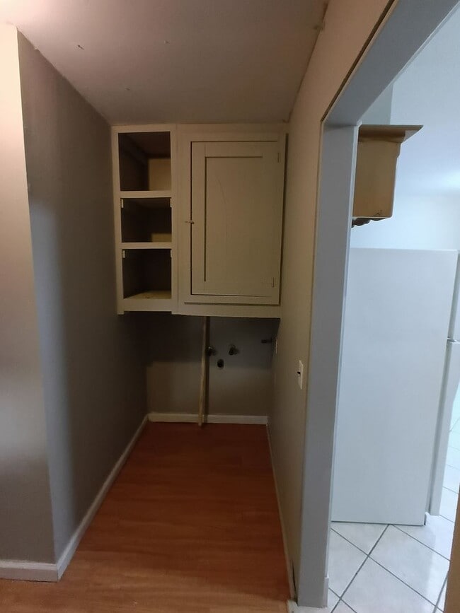 Building Photo - Wonderful Kitchen! New flooring!