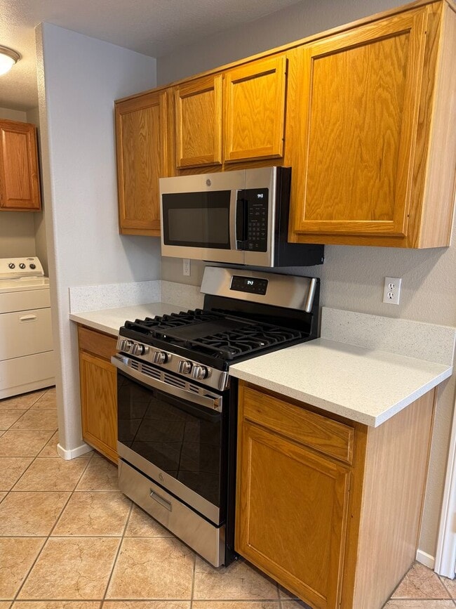 Building Photo - Transformed Townhome