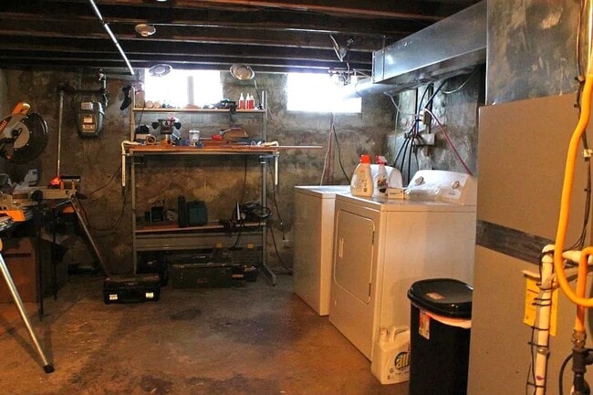 Building Photo - Gorgeous 2-Bedroom Townhome in the Heart o...