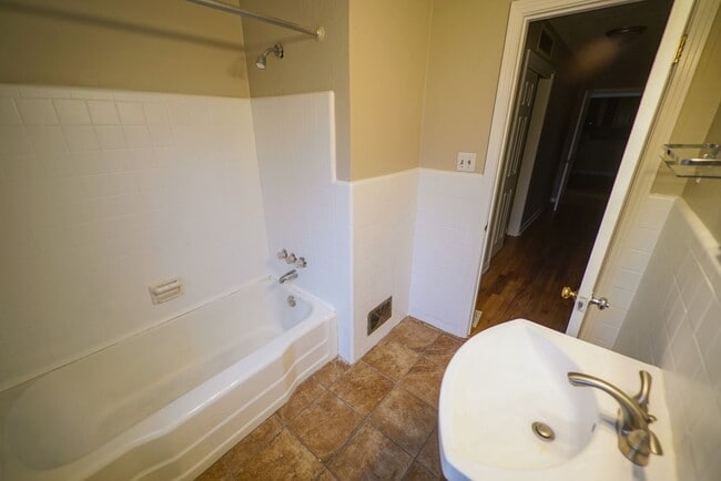 Building Photo - Cozy 3/2 Single Family Home