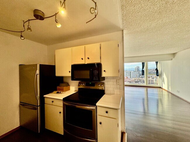 Building Photo - One-bedroom Condo with incredible view of Space Needle from Living Room!!!!!!
