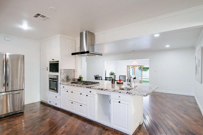 Building Photo - 5328 E Pinchot Ave