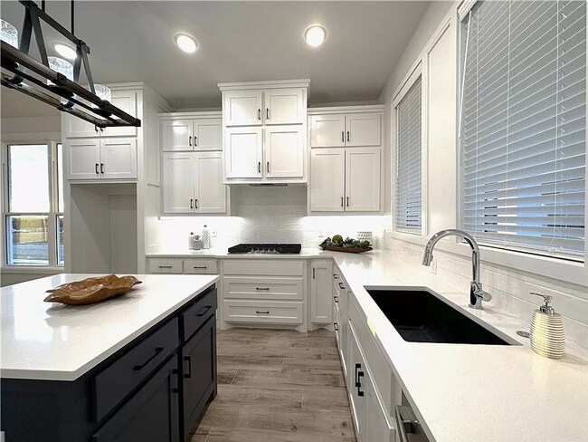 Building Photo - Luxarious 3BD/2BTH Home off of JKP Turnpik...