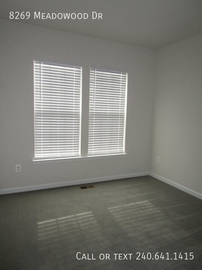 Building Photo - 8269 Meadowood Dr