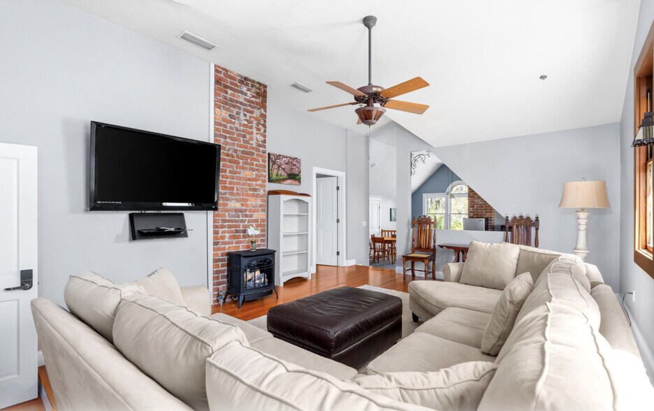 Primary Photo - 221 SE 7th St