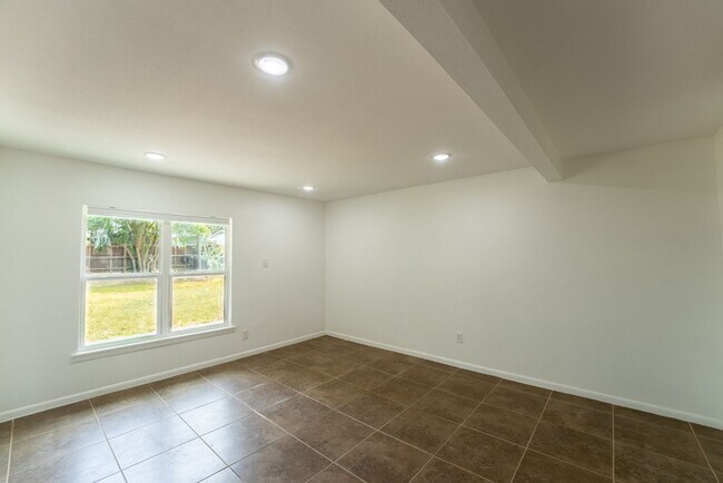 Building Photo - Hidden Gem | 4 bed 3 bath home in highly sought after Windsor Park!!!