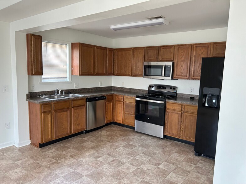 Building Photo - 713 Amber Hill Dr