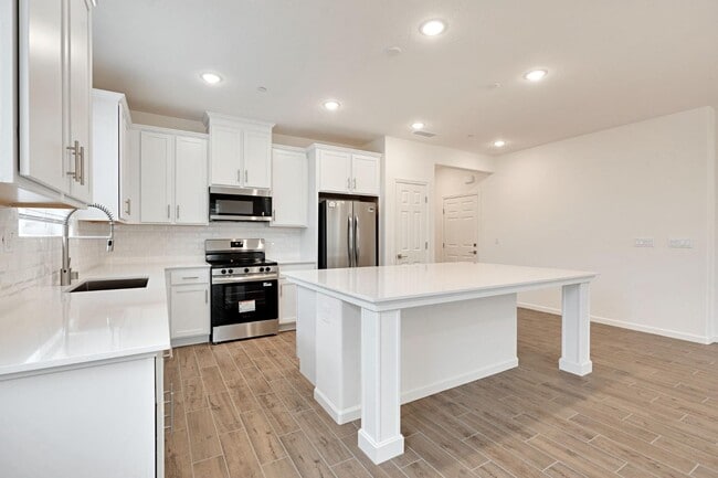 Building Photo - 2143 N Renn Ave