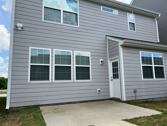 Building Photo - 4/2.5 Townhome Available Now!