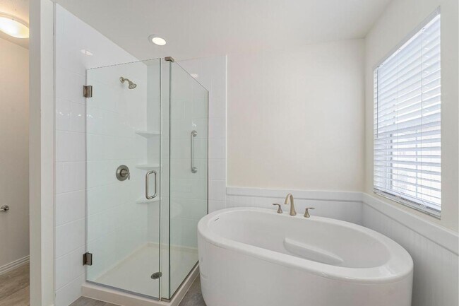 Building Photo - Spacious DuPont Home with A/C, Bonus Loft, Large Patio & Fully Fenced Yard!