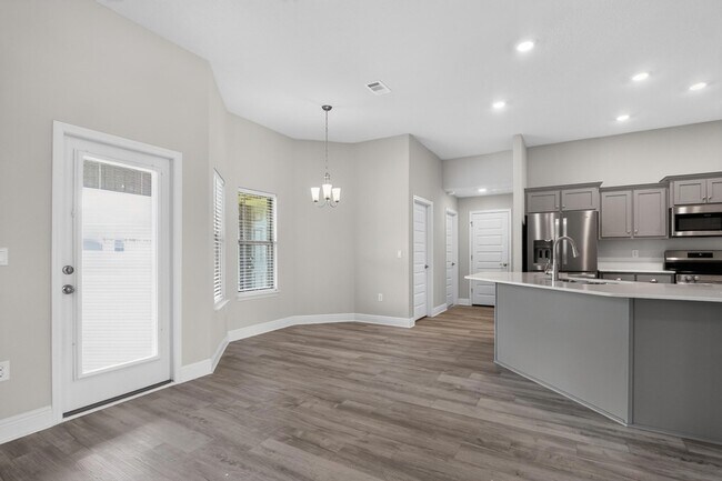 Building Photo - 5823 Crestlake Dr